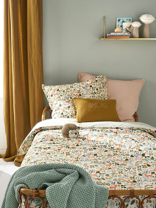Coussin en gaze de coton à broderie dorée