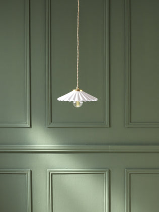 Ceramic hanging lamp with sawtooth edge
